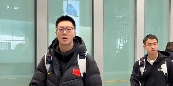 爱游戏体育app下载-中国男篮凯旋而归！赵睿廖三宁脸带笑容与球迷互动引关注