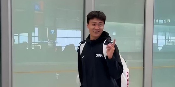 爱游戏体育app下载-中国男篮凯旋而归！赵睿廖三宁脸带笑容与球迷互动引关注